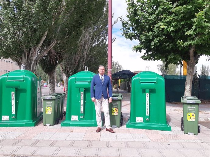 El concejal de Desarrollo Urbano ante uno de los puntos de recogida.