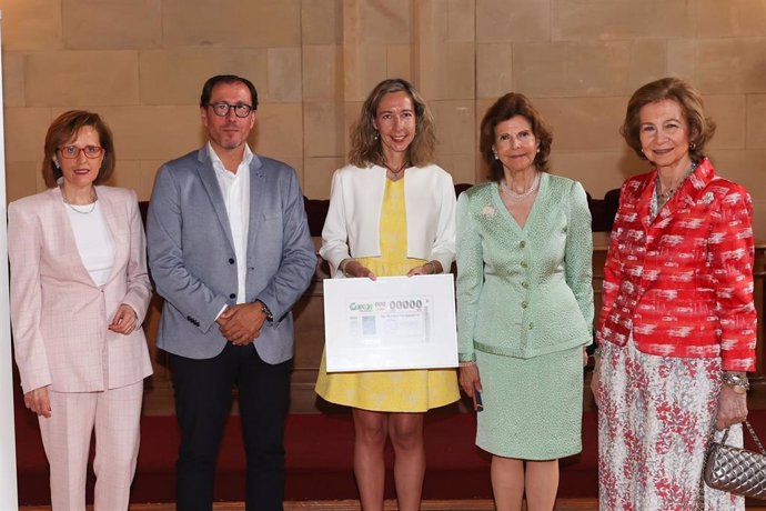 La Reina Sofía (primera por la derecha), junto a la Reina Silvia de Suecia, y los representantes de la ONCE en la presentación del cupón para el 21 de septiembre en Salamanca