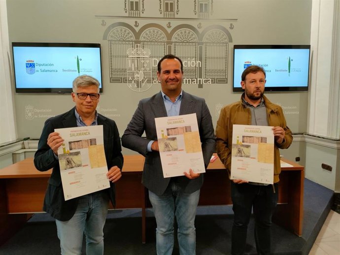 El delegado del área de Cultura de la Diputación de Salamanca, David Mingo (c), junto al gerente del Instituto Castellano y Leonés de la Lengua, Alejandro Sarmiento (i), y el comisario de las muestras incluidas en el programa, Gonzalo de Pedro (d).