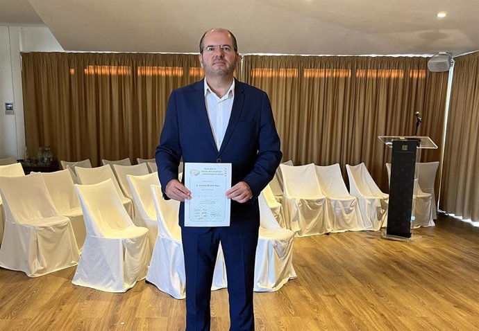 El catedrático de la Universidad Politécnica de Cartagena (UPCT) Carmelo Reverte, con el premio