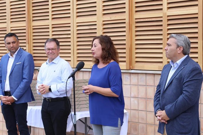 La presidenta del Govern, Francina Armengol, asiste a una entrega de VPO en Inca, junto al conseller de Vivienda y al alcalde de Inca