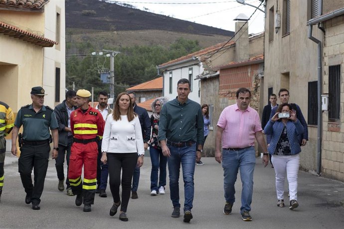 (I-D) Efectivos de la Guardia Civil, de la UME; la delegada del Gobierno en Castilla y León, Virginia Barcones; el presidente del Gobierno, Pedro Sánchez y el alcalde de Otero de Bodas, David Ferrero, durante su visita a las zonas afectadas por el incen