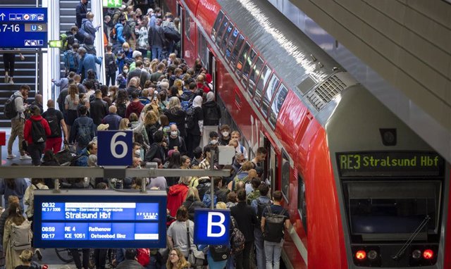 Personas entrando a un tren en la estación de Berlín, en Alemania