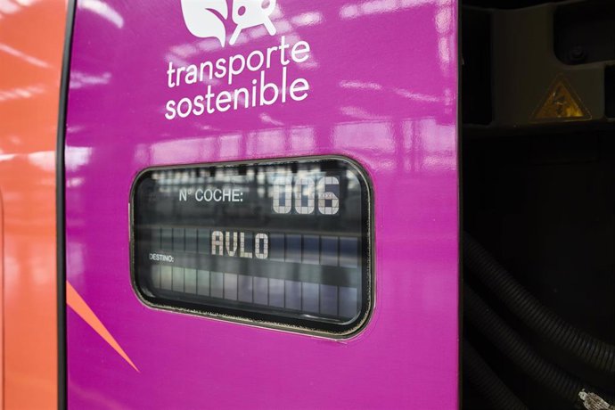 Archivo - Uno de los vagones de AVLO en la Estación Madrid-Puerta de Atocha, a 23 de junio de 2021, en Madrid, (España). Bajo la denominación de AVE 'low cost' de Renfe, este servicio ferroviario ofrece cuatro circulaciones diarias entre Madrid y Barcel