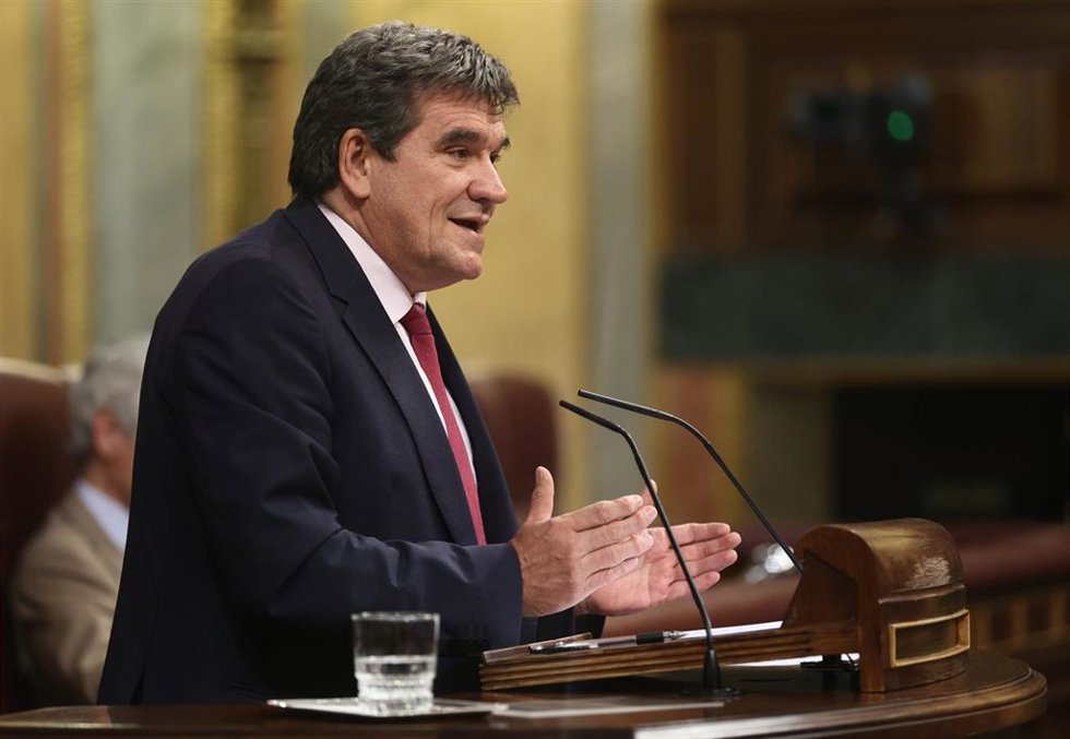 El ministro de Inclusión, Seguridad Social y Migraciones, José Luis Escrivá, en una sesión plenaria, en el Congreso de los Diputados.