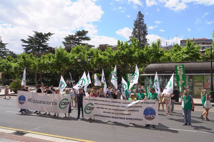 Concentración de CSIF y de JUPOL en defensa de los empleados públicos