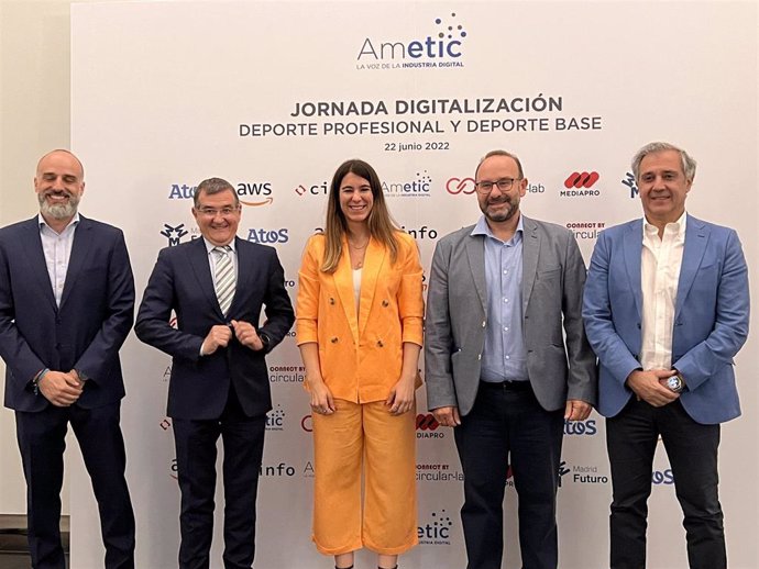 La concejala delegada de Deportes del Ayuntamiento de Madrid, Sofía Miranda, durante la jornada de Digitalización del Deporte profesional y Deporte base organizada por Ametic