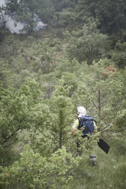 Un bombero de Euskadi trabaja en las labores de extinción del incendio en Olleta, a 21 de junio de 2022, en Olleta, Navarra (España). Desde el pasado 18 de junio, Navarra se ve azotada por los incendios forestales provocados por la ola de calor y otros 