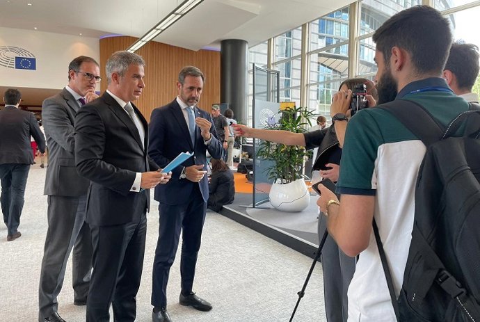 Presidente de Ganvam, Raúl Palacios, eurodiputado de Cs y portavoz de la Comisión de Transporte y Turismo del grupo liberal en el Parlamento Europeo, Jose Ramón Bauzá y detrás, el director Corporativo de Ganvam, Jaime Barea