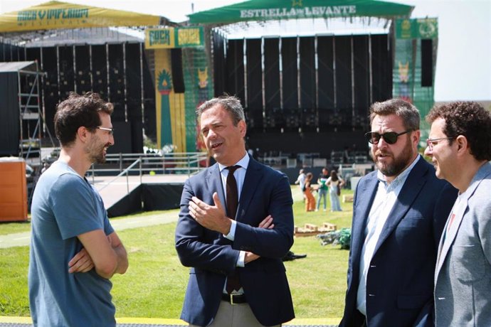 El consejero de Turismo, Marcos Ortuño, visita el montaje del Rock Imperium