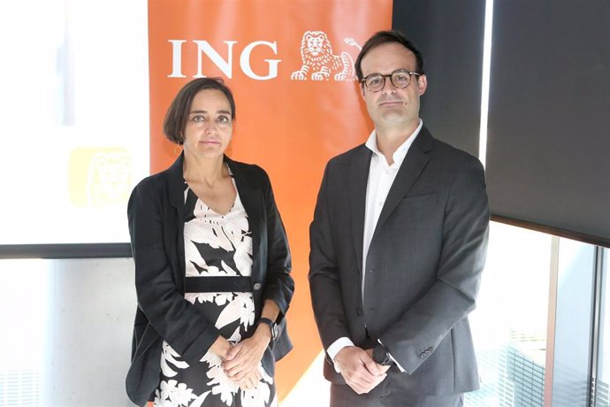 La directora general de banca para particulares de ING, Almudena Román, y el director de ahorro e inversión del banco, Pablo Porres, durante la presentación de los cuatro fondos sostenibles de la entidad