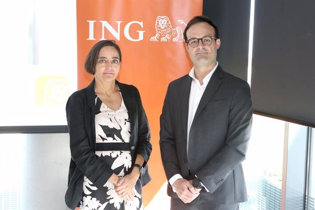 La directora general de banca para particulares de ING, Almudena Román, y el director de ahorro e inversión del banco, Pablo Porres, durante la presentación de los cuatro fondos sostenibles de la entidad