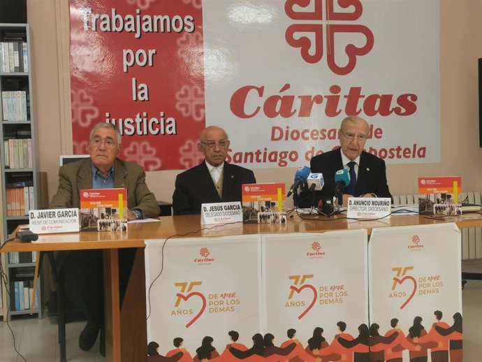 El responsable de Comunicación de Cáritas Santiago, Javier García, el delegado diocesano, Jesús García, y el director diocesano, Anuncio Mouriño, presentan la memoria anual del 2021.