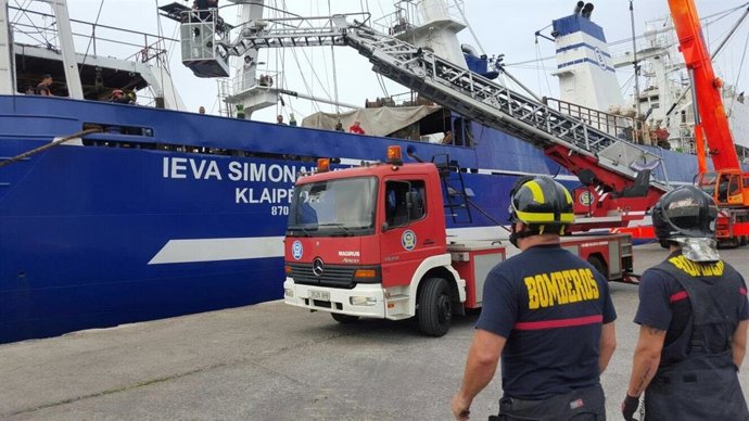 Archivo - Bomberos de Las Palmas de Gran Canaria apagando un fuego en el Puerto (imagen de recurso)