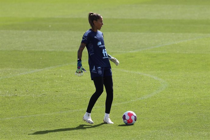 Lola Gallardo durante un entrenamiento de la selección española en la Ciudad del Fútbol de Las Rozas