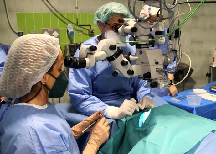 Intervención quirúrgica para tratar un tumor ocular.