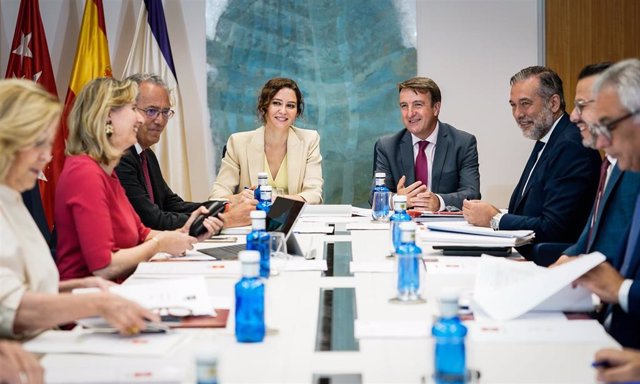 La presidenta de la Comunidad de Madrid, Isabel Díaz Ayuso, preside la reunión del Consejo de Gobierno en Tres Cantos.