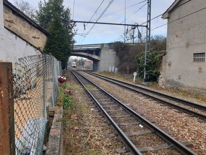 Archivo - Paso a nivel de tren en Colloto, Siero.