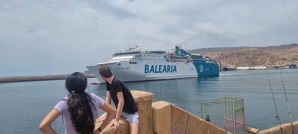 Ferri de Balearia parte del puerto de Almería