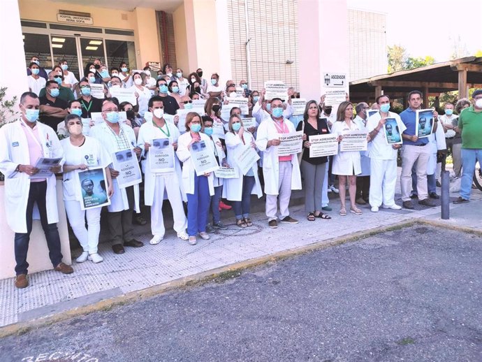 Concentración del Comité de Seguridad y Salud del Hospital Universitario Reina Sofía de Córdoba en repulsa por la última agresión múltiple a sanitarios en el Hospital Provincial.