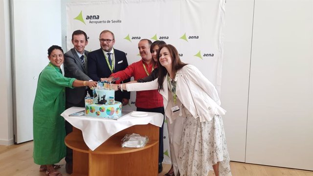 El cónsul general de Rumanía; el delegado de Turismo; la directora de Promoción Internacional and Nice de Sevilla City Office y la responsable de Marketing de Turismo Andaluz, junto al director del aeropuerto en la bienvenida a la nueva ruta con Bucarest.