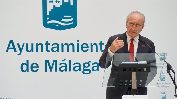 Archivo - El alcalde de Málaga, Francisco de la Torre, en una rueda de prensa en una imagen de archivo 