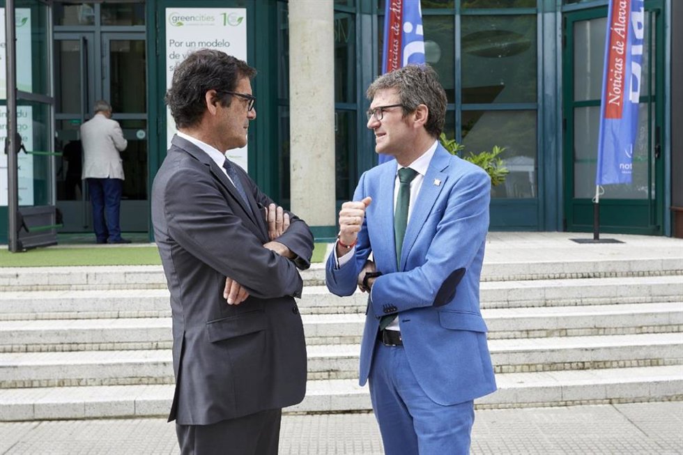 El alcalde de Vitoria-Gasteiz, Gorka Urtaran, y el alcalde de Oporto, Rui Moreira