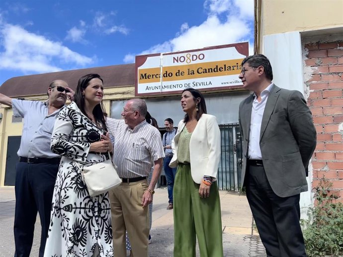 El portavoz del grupo municipal de Ciudadanos (Cs) en el Ayuntamiento de Sevilla, Álvaro Pimentel, visita el Mercado de la Candelaria.