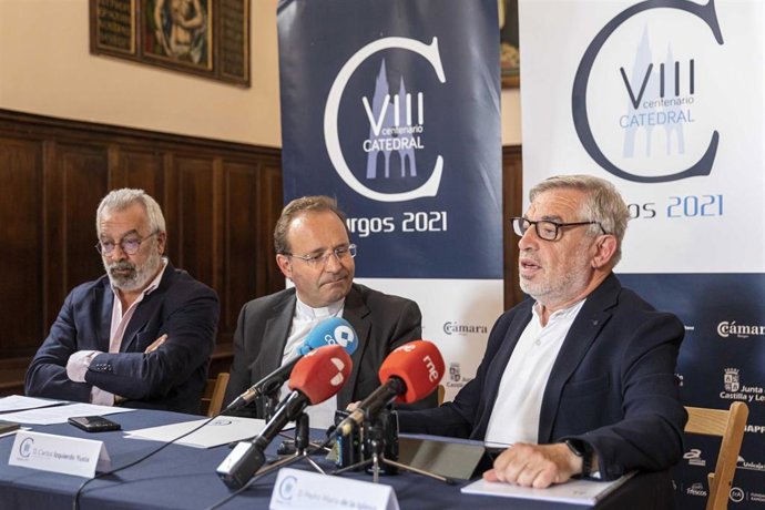 El vicario de la Diócesis (C) junto a los compositores.