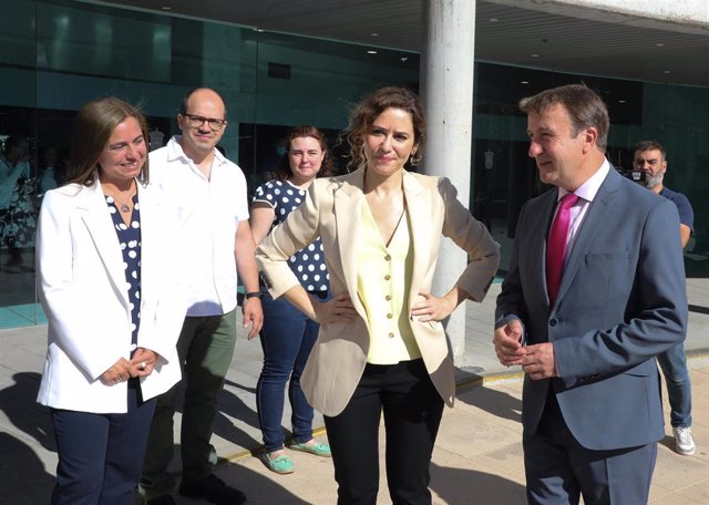 El alcalde de Tres Cantos, Jesús Moreno (d), y la presidenta de la Comunidad de Madrid, Isabel Díaz Ayuso, a su llegada a una reunión del Consejo de Gobierno, en el Ayuntamiento de Tres Cantos, a 22 de junio de 2022, en Tres Cantos, Madrid (España). En es