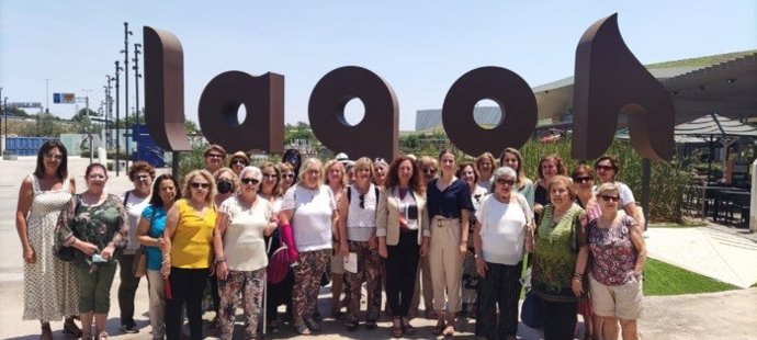 Visita de una representación de mujeres de la Asociación Cultural Mujeres de Bellavista al centro comercial Lagoh.