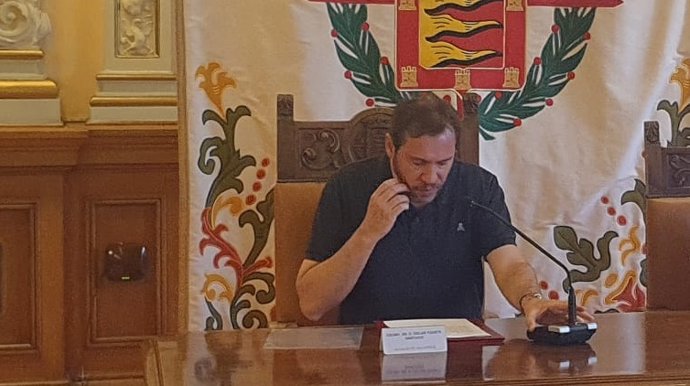 El alcalde de Valladolid, Óscar Puente, este miércoles durante una rueda de prensa en la que ha sido preguntado por los problemas que ha generado el pavimento rojo en algunas calles de la ciudad
