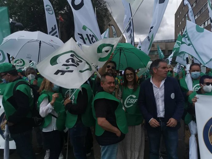 Cientos de funcionarios se concentran ante la Delegación del Gobierno en CyL para exigir una recuperación salarial