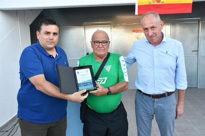 Entrega de la placa a Manuel César Salas 'Mestraña', ligado a la UD Tomares durante 33 años.