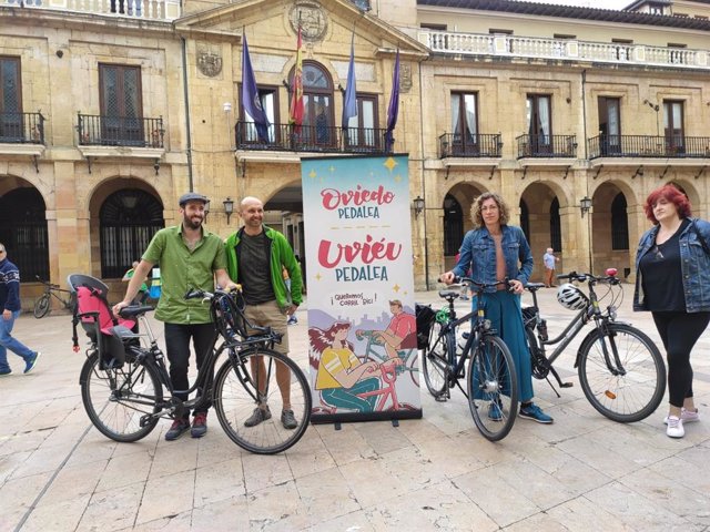 Representantes de la plataforma 'Oviedo pedalea', en la plaza del Ayuntamiento de Oviedo.