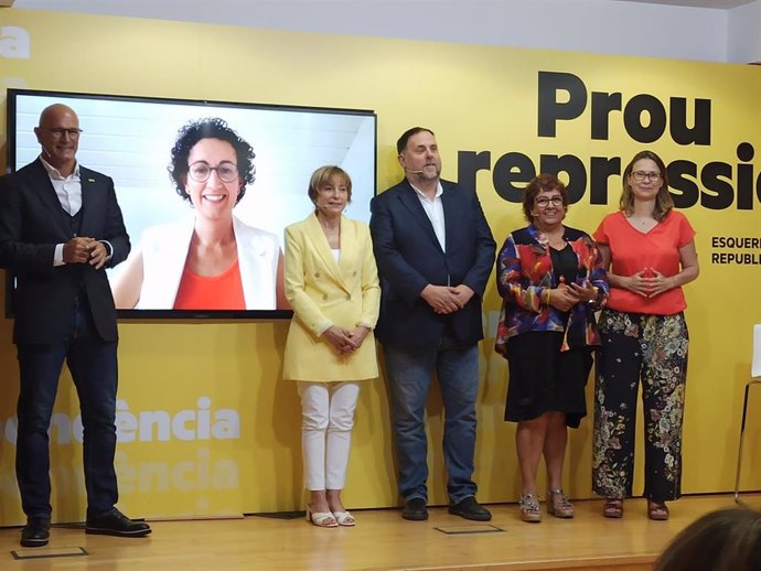 Raül Romeva, Marta Rovira, Carme Forcadell, Oriol Junqueras, Dolors Bassa y Meritxell Serret (ERC) en un acto por el año de los indultos.