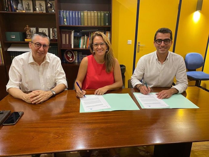 La presidenta del Consell de Menorca, Susana Mora, y el conseller de Fondos Europeos, Universidad y Cultura, Miquel Company