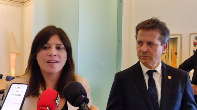 La consellera de Universidades de la Generalitat, Gemma Geis, y el consejero de Educación del Gobierno vasco, Jokin Bildarratz, en declaraciones a los medios