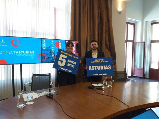 La country manager de Ryanair para España y Portugal, Elena Cabrera, y el viceconsejero de Infraestructuras del Principado de Asturias, Jorge García, durante la presentación, en Gijón, de cinco nuevas rutas internacionales desde Asturias