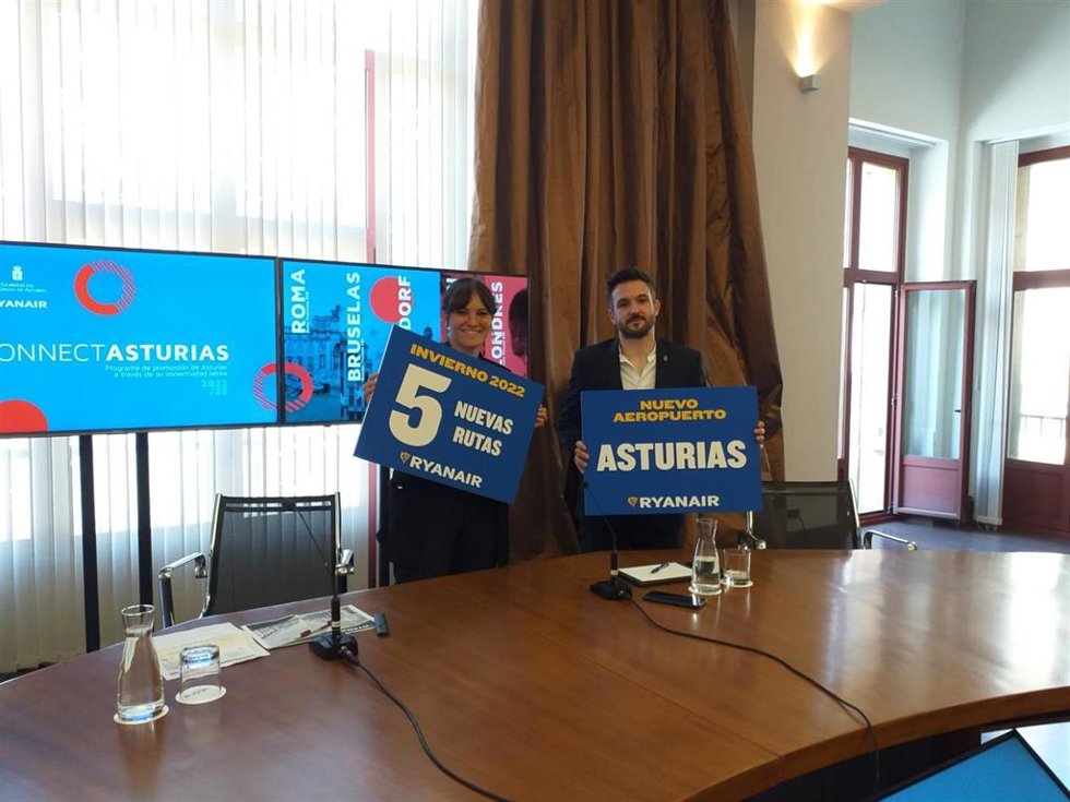 La country manager de Ryanair para España y Portugal, Elena Cabrera, y el viceconsejero de Infraestructuras del Principado de Asturias, Jorge García, durante la presentación, en Gijón, de cinco nuevas rutas internacionales desde Asturias
