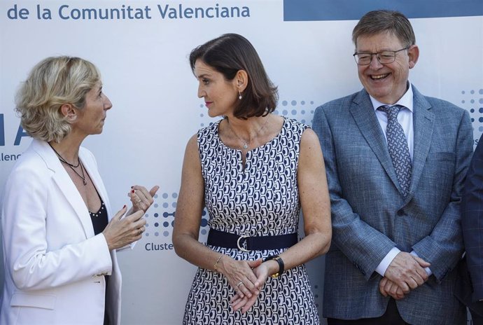 (I-D) La presidenta de AVIA, Mónica Alegre; la ministra de Industria, Comercio y Turismo, Reyes Maroto, y el presidente de la Generalitat valenciana, Ximo Puig, en una imagen de archivo. 