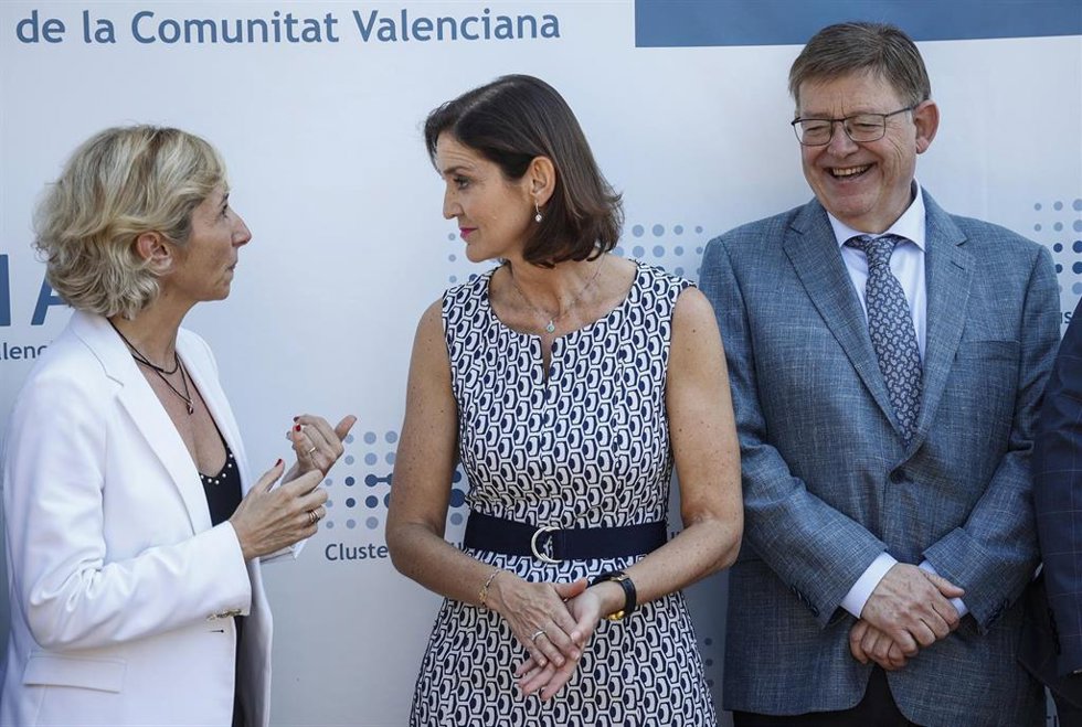 (I-D) La presidenta de AVIA, Mónica Alegre; la ministra de Industria, Comercio y Turismo, Reyes Maroto, y el presidente de la Generalitat valenciana, Ximo Puig, en una imagen de archivo.