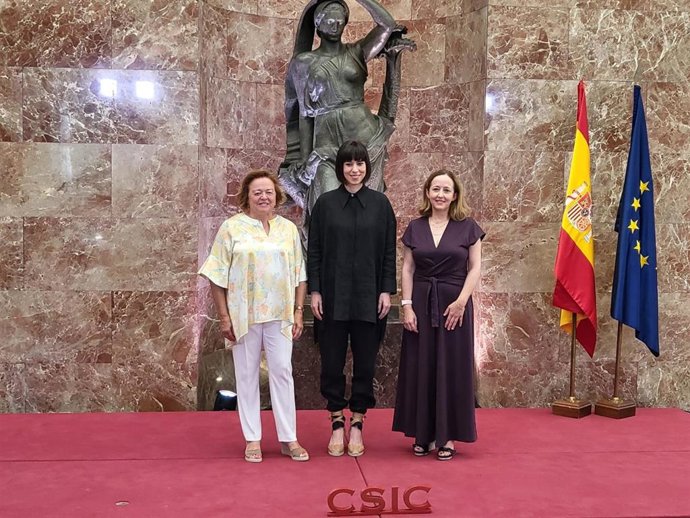 La ministra de Ciencia e Innovación, Diana Morant, la nueva presidenta del CSIC, Eloísa del Pino, y la expresidenta del CSIC Rosa Menéndez