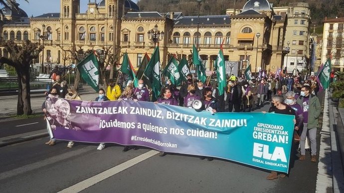 Archivo - Manifestación de trabajadoras de residencias de Gipuzkoa