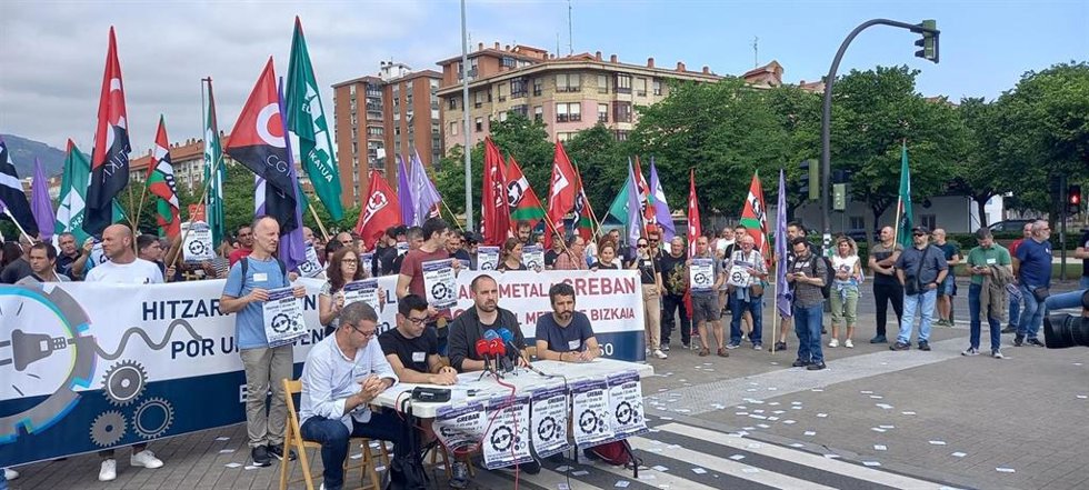 Trabajadores del Metal de Bizkaia se concentran en el exterior del BEC con motivo de la Bienal y un pequeño grupo traslada su protesta al interior