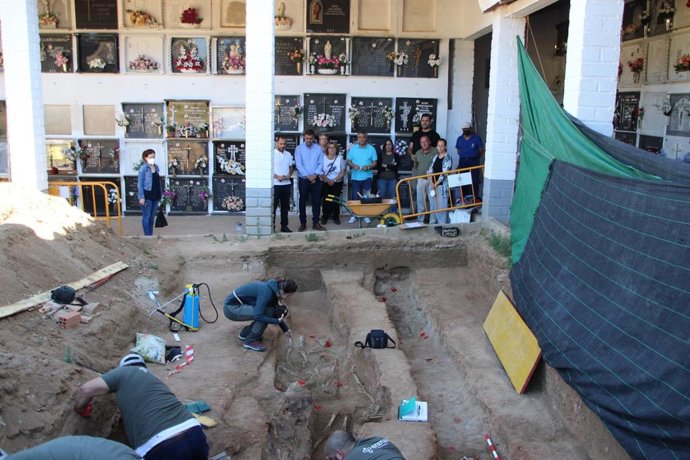 Trabajos de exhumación que se están realizando en la fosa común de Hinojosa del Duque.