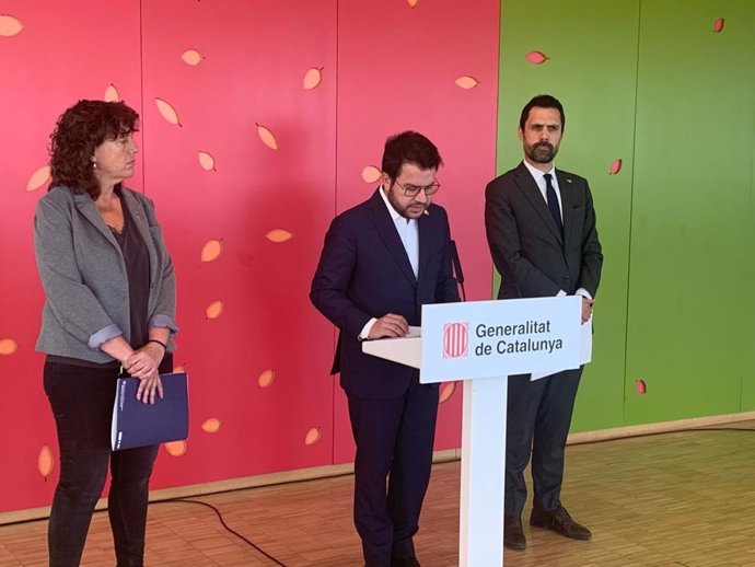 El presidente de la Generalitat Pere Aragonés _en el centro_ junto a la consellera Teresa Jord y el conseller Roger Torrent