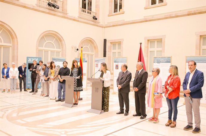 La presidenta del Parlament, Laura Borrs, y la Síndica de Aran (Lleida), Maria Vergés, en la inauguración de la exposición del Parlament de conmemoración del 30 aniversario del autogobierno de Aran, a 22 de junio de 2022.