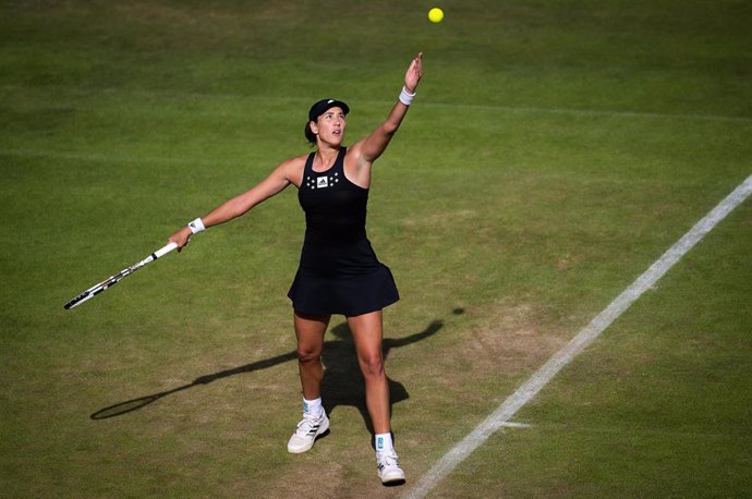 Garbiñe Muguruza realiza un saque durante un torneo de la gira sobre hierba