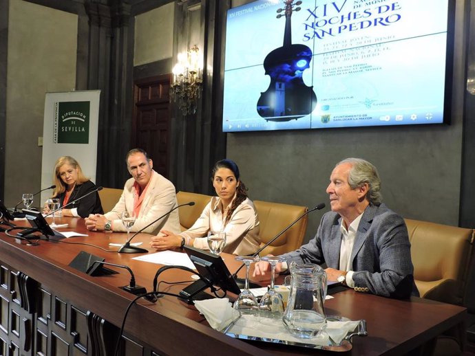 El alcalde de Sanlúcar La Mayor (en el centro) presenta la programación del festival musical 'Noches de San Pedro'